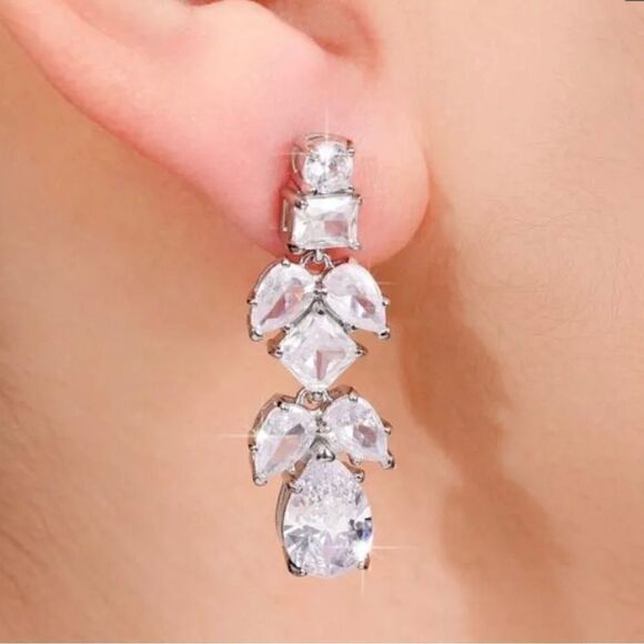 💙 Beautiful crystal leaf design drop dangle sparkling earrings 💙 - Picture 5 of 6